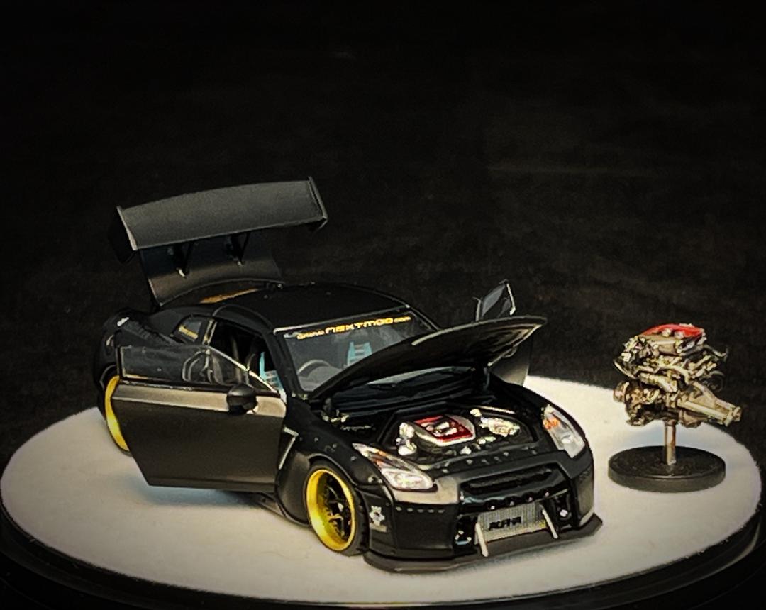PRE ORDER PGM 1:64 / Rocket Bunny R35 Negro Matte