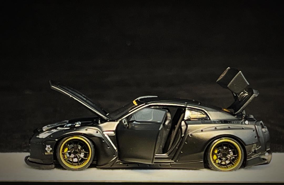 PRE ORDER PGM 1:64 / Rocket Bunny R35 Negro Matte