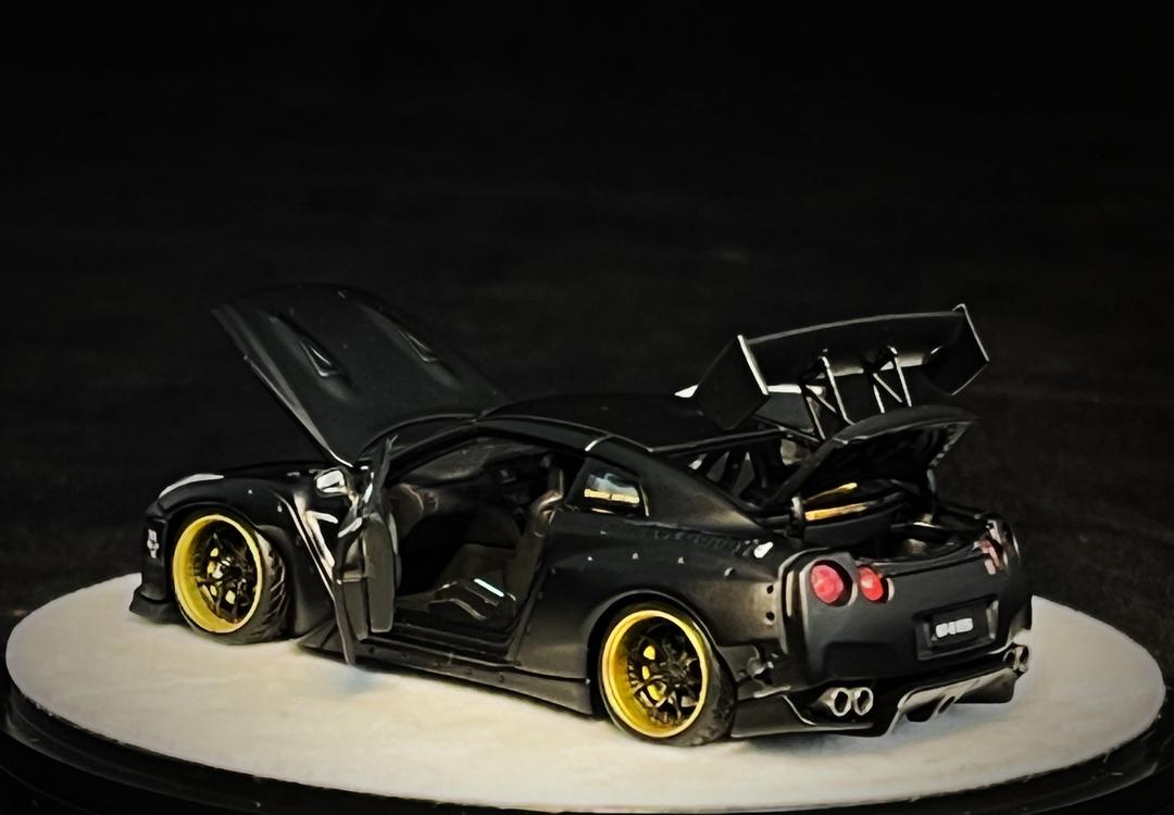 PRE ORDER PGM 1:64 / Rocket Bunny R35 Negro Matte
