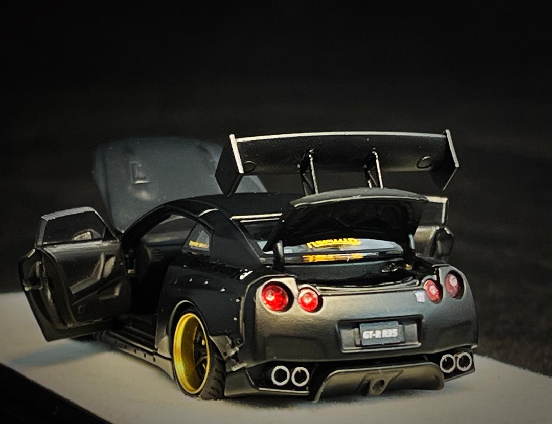 PRE ORDER PGM 1:64 / Rocket Bunny R35 Negro Matte